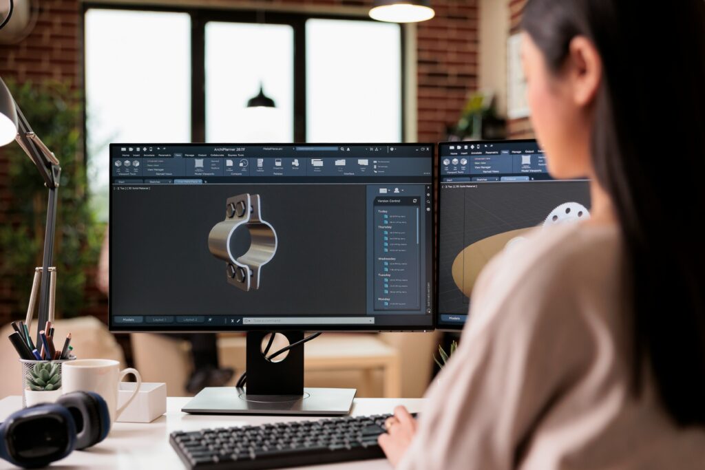 Tekenaar werkt aan een technische AutoCAD-tekening op een computerscherm